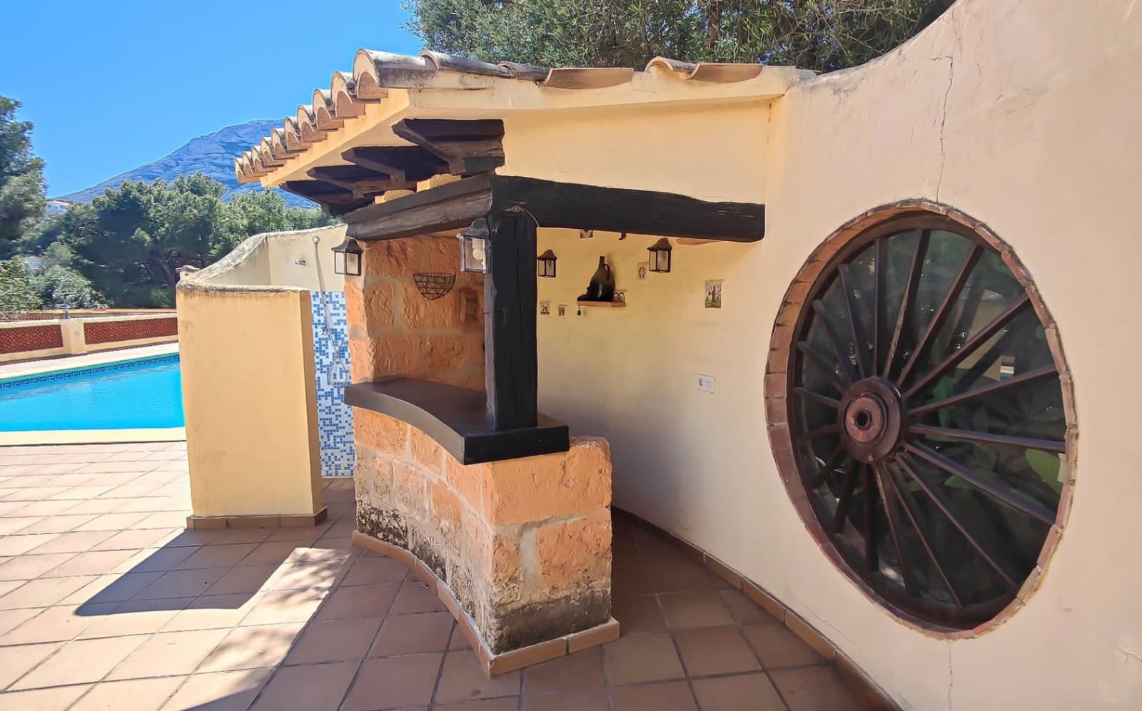 6 bedroom Villa for sale in Denia with pool garage - € 725,000 (Ref: 9821833)