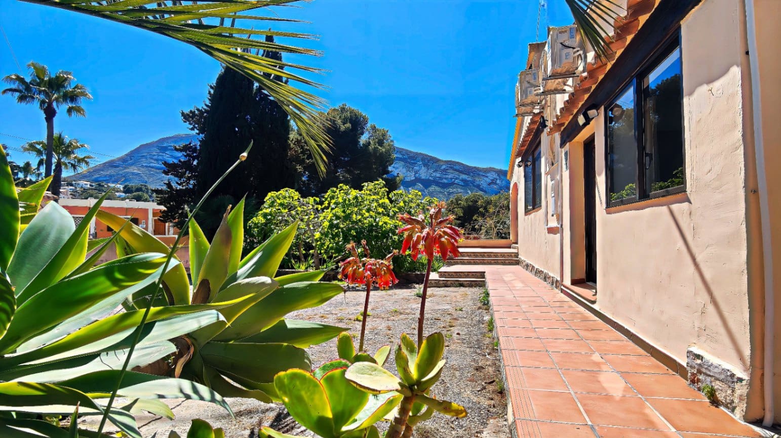 6 bedroom Villa for sale in Denia with pool garage - € 725,000 (Ref: 9821833)