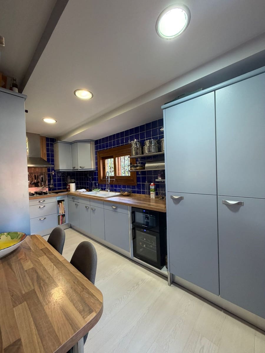 4 soveværelse Villa til salg i Orba med swimmingpool garage - € 389.900 (Ref: 9889383)
