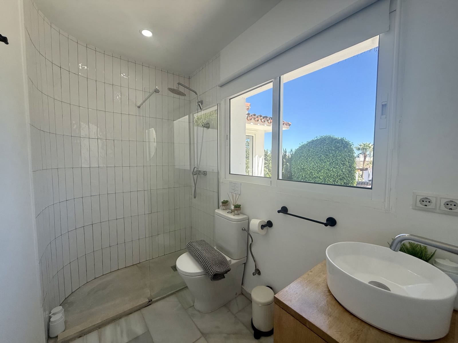 4 sypialnia Willa na sprzedaż w Nueva Andalucia z basenem garażem - 1 100 000 € (Ref: 10039421)
