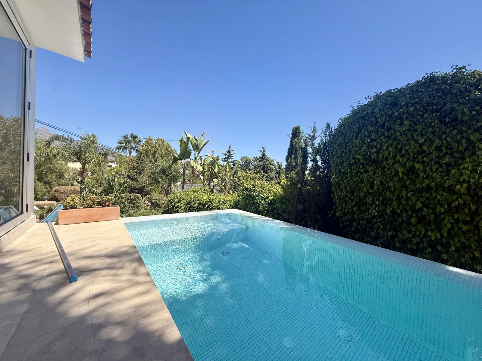 4 sypialnia Willa na sprzedaż w Nueva Andalucia z basenem garażem - 1 100 000 € (Ref: 10039421)