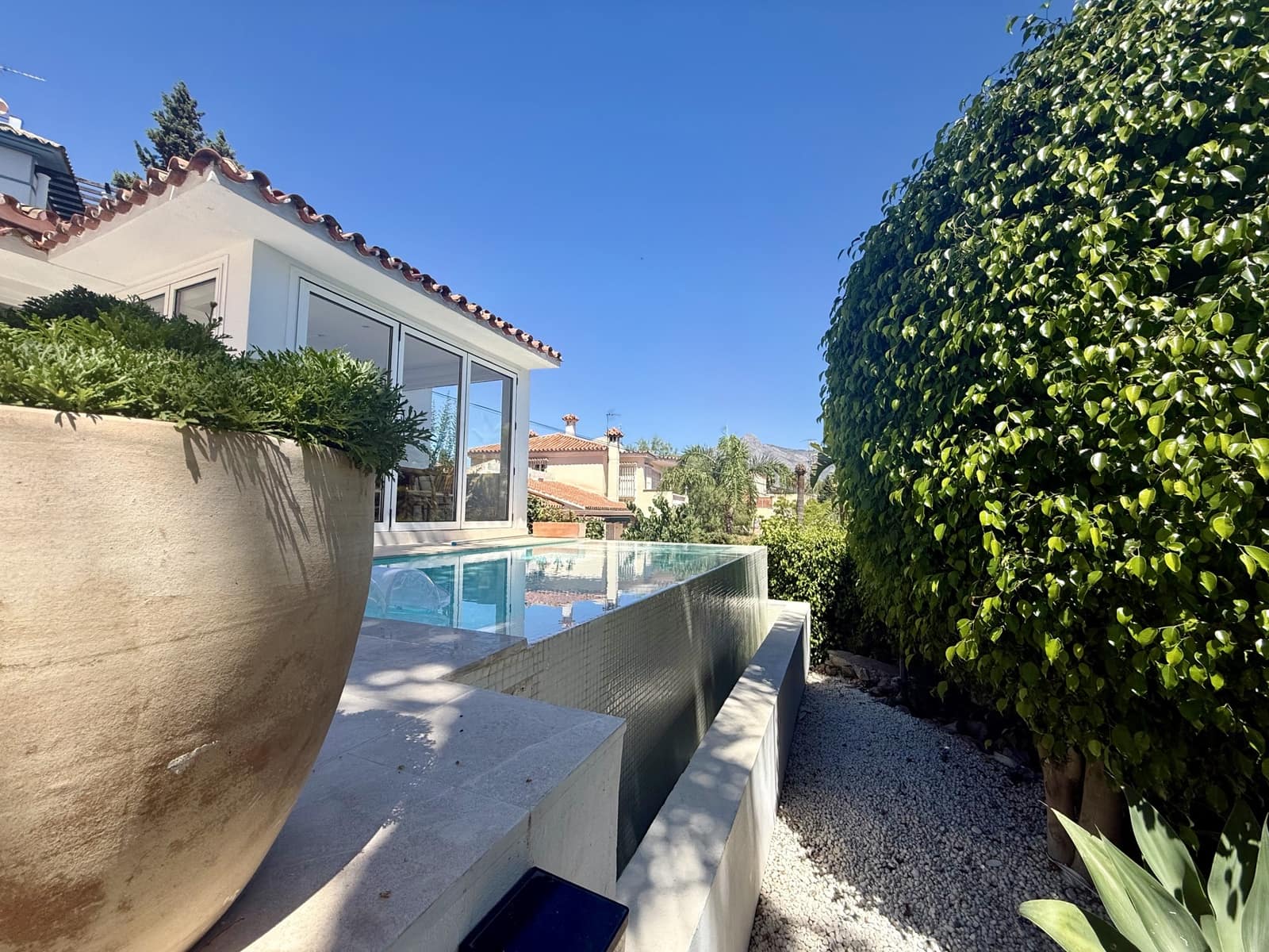 4 sypialnia Willa na sprzedaż w Nueva Andalucia z basenem garażem - 1 100 000 € (Ref: 10039421)