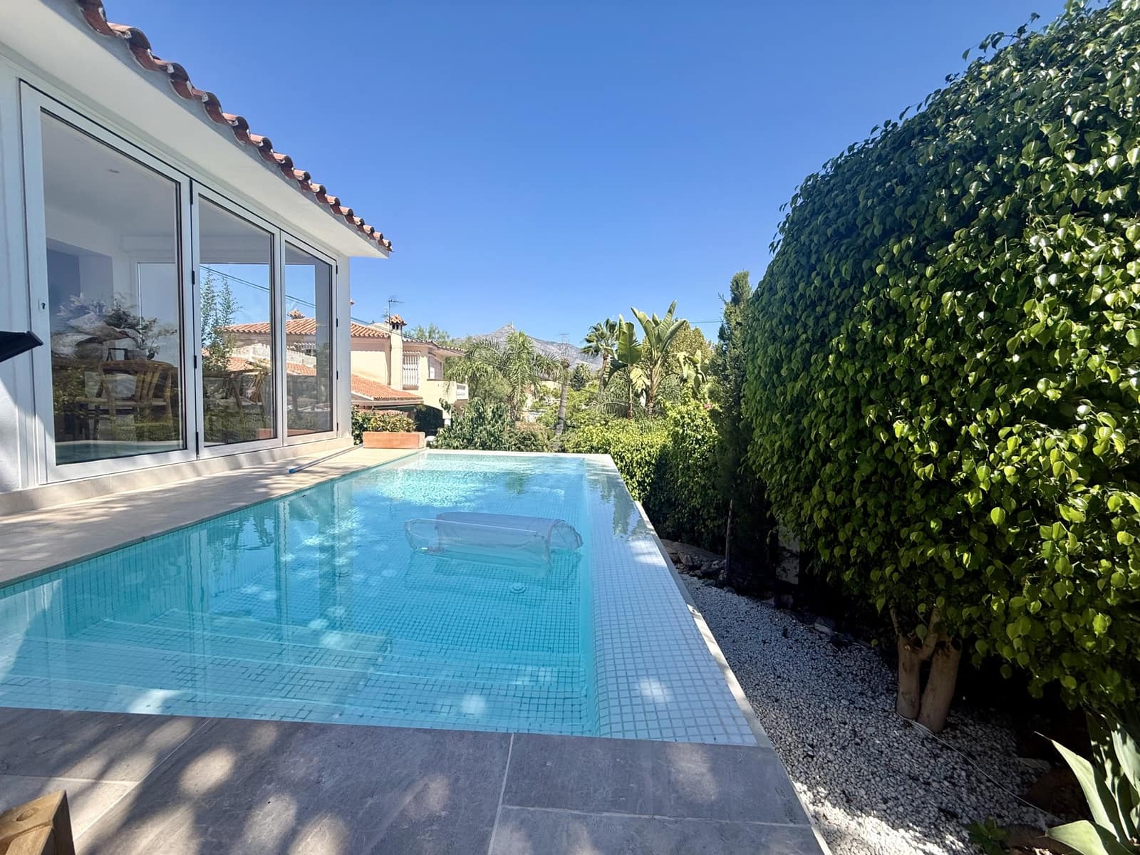 4 sypialnia Willa na sprzedaż w Nueva Andalucia z basenem garażem - 1 100 000 € (Ref: 10039421)