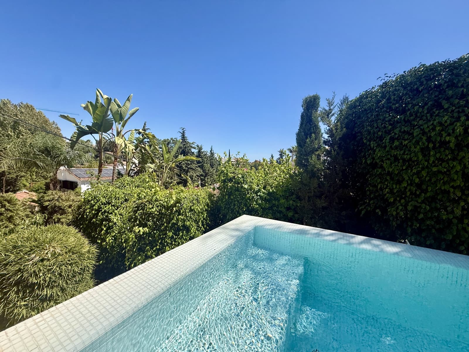 4 sypialnia Willa na sprzedaż w Nueva Andalucia z basenem garażem - 1 100 000 € (Ref: 10039421)