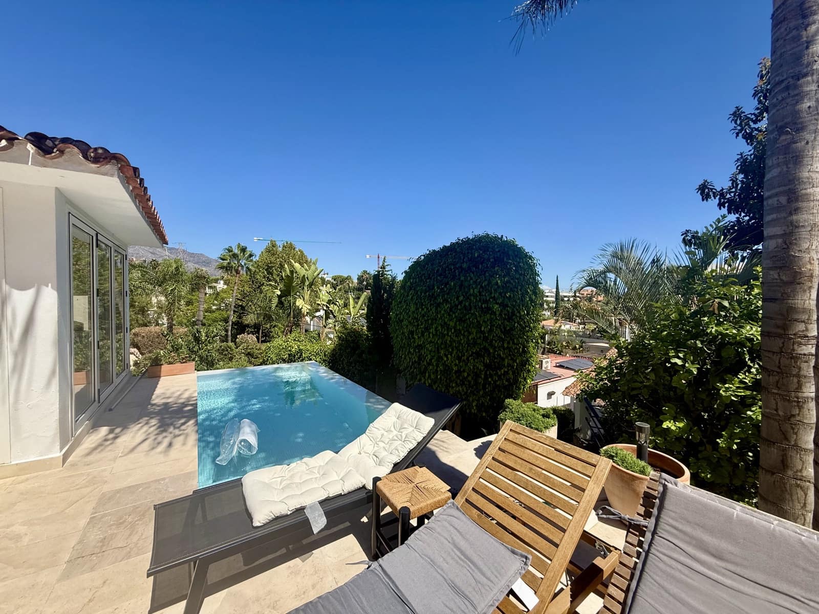 4 sypialnia Willa na sprzedaż w Nueva Andalucia z basenem garażem - 1 100 000 € (Ref: 10039421)