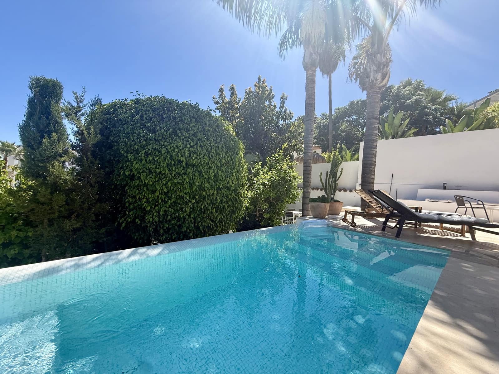 4 sypialnia Willa na sprzedaż w Nueva Andalucia z basenem garażem - 1 100 000 € (Ref: 10039421)