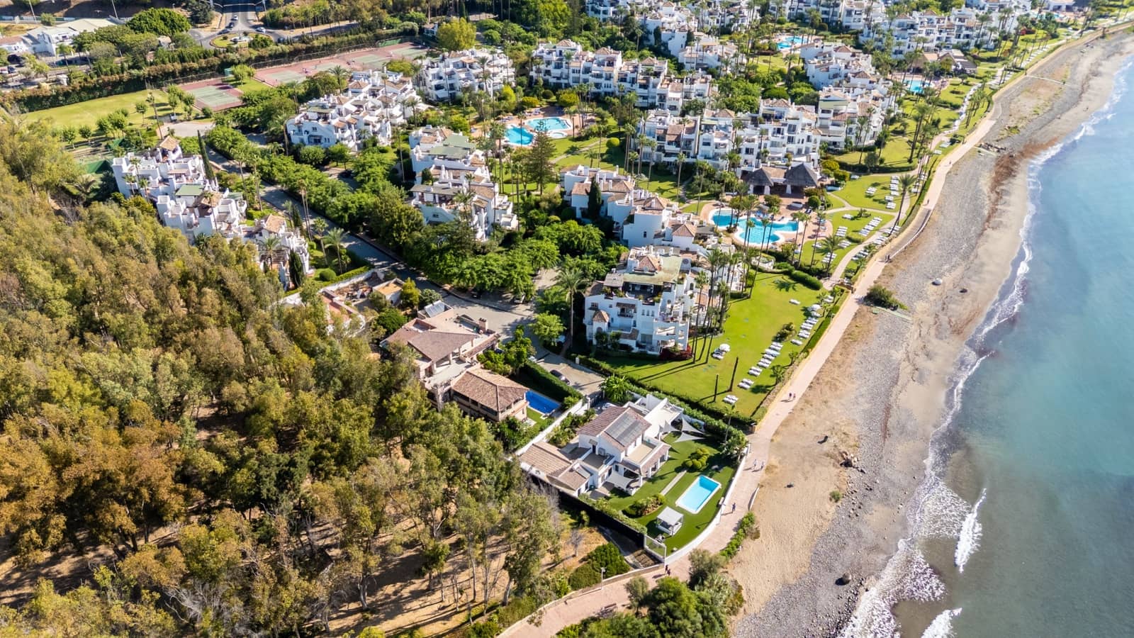 2 makuuhuone Huoneisto myytävänä paikassa Estepona mukana uima-altaan 
autotalli - 890 000 € (Ref: 10054334)