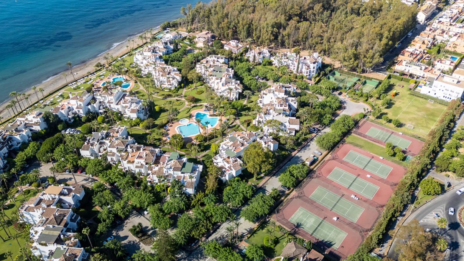2 makuuhuone Huoneisto myytävänä paikassa Estepona mukana uima-altaan 
autotalli - 890 000 € (Ref: 10054334)