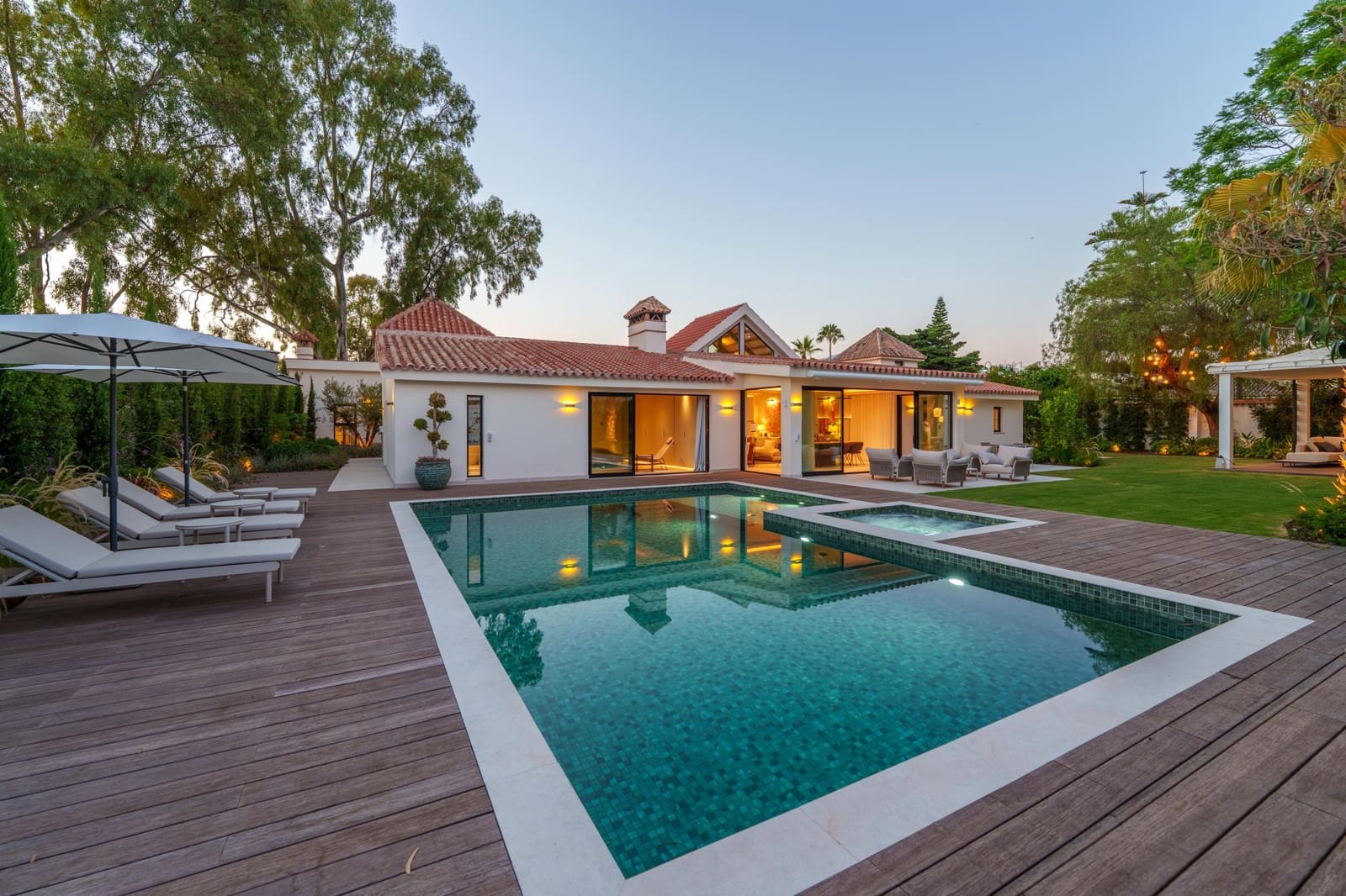 5 soverom Villa til salgs i Puerto Banus med svømmebasseng garasje - € 5 750 000 (Ref: 10060925)
