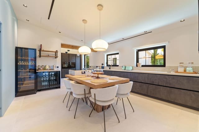 5 soverom Villa til salgs i Puerto Banus, Marbella med svømmebasseng garasje - € 5 750 000 (Ref: 10060925)