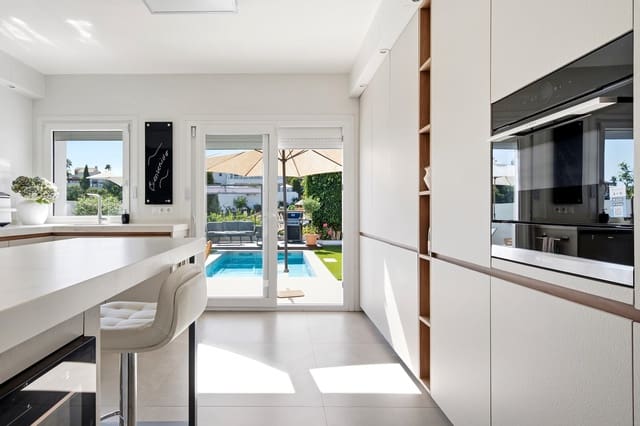 Chalet de 4 habitaciones en Mijas Costa, Mijas en venta con piscina garaje - 985.000 € (Ref: 10085423)