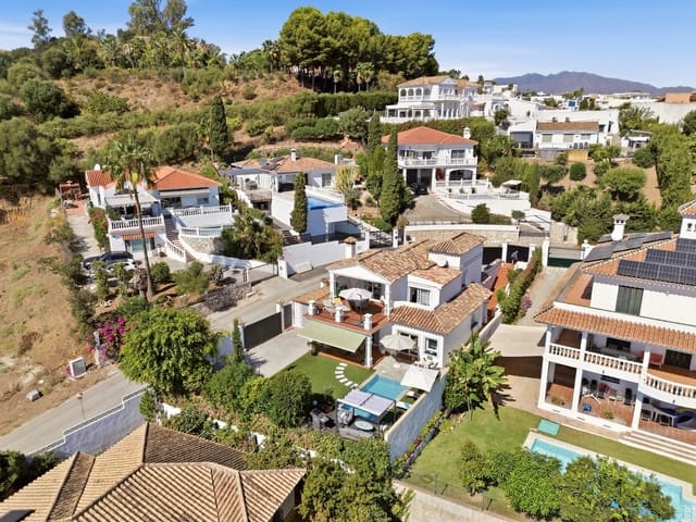 Chalet de 4 habitaciones en Mijas Costa, Mijas en venta con piscina garaje - 985.000 € (Ref: 10085423)