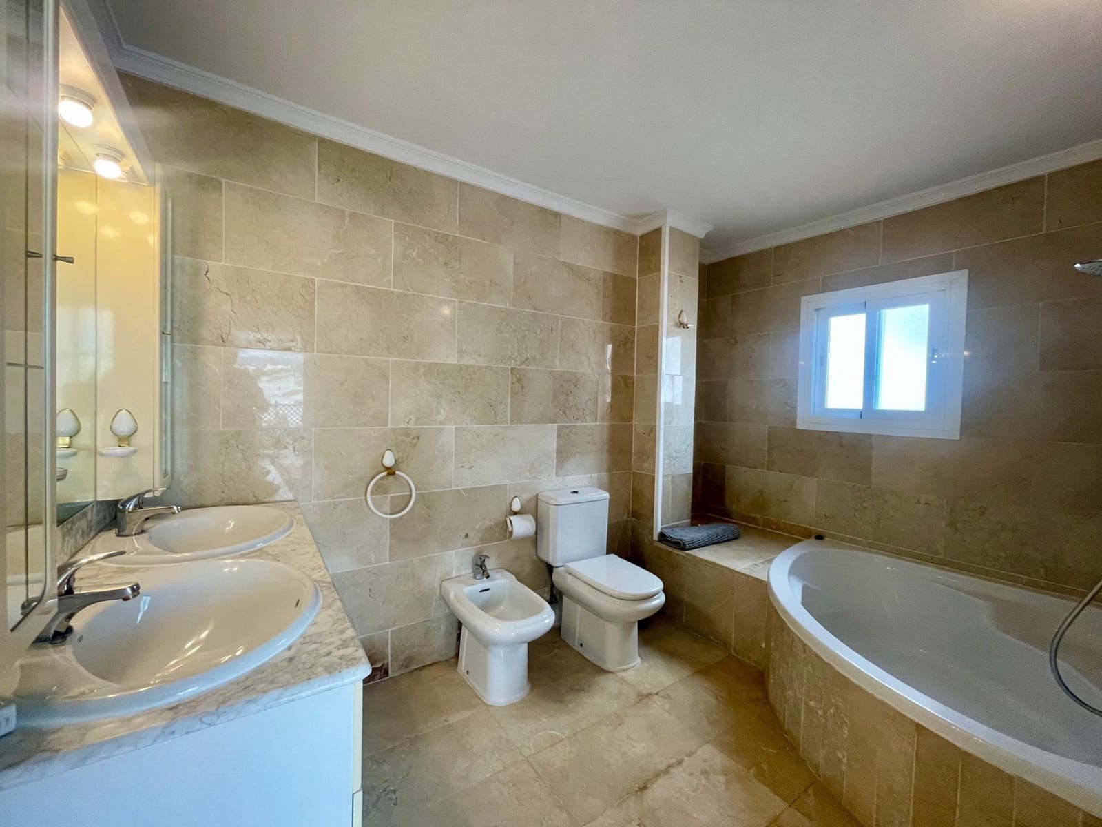 4 quarto Penthouse para venda em Marbella com piscina garagem - 1 050 000 € (Ref: 9244327)