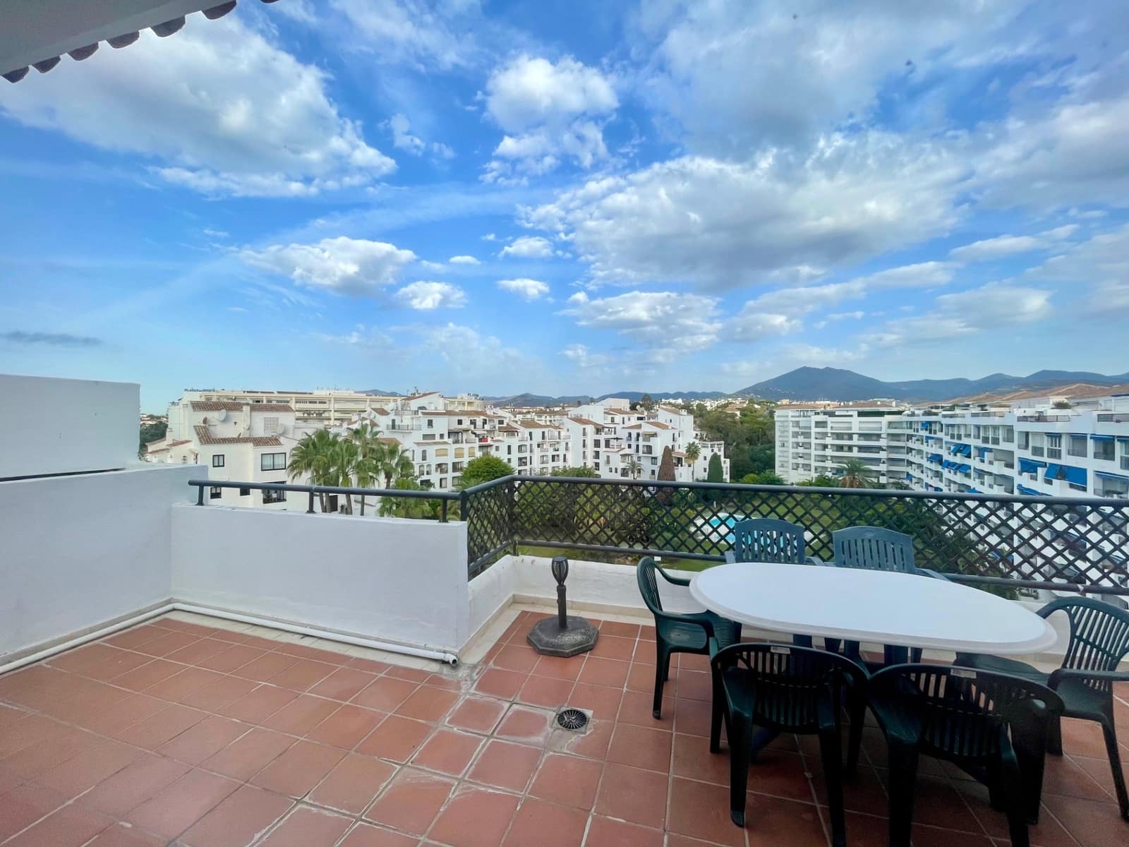 4 quarto Penthouse para venda em Marbella com piscina garagem - 1 050 000 € (Ref: 9244327)