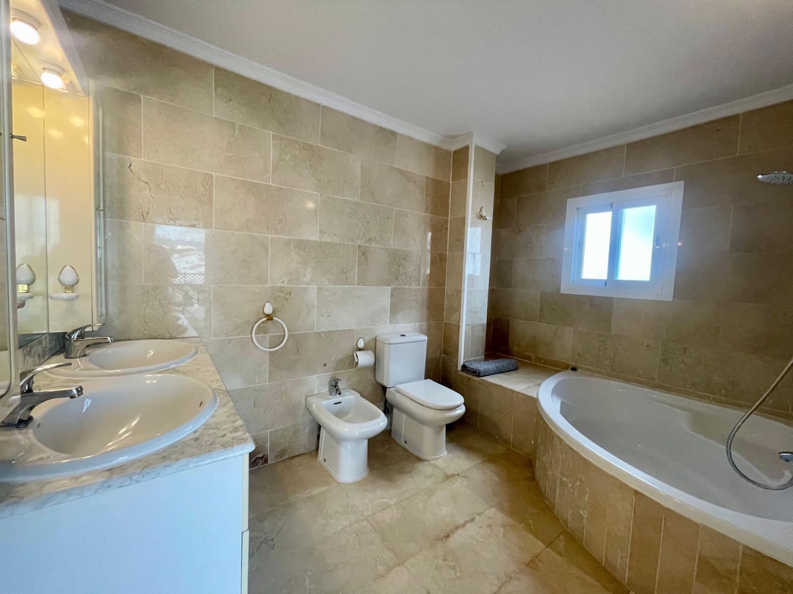 4 quarto Penthouse para venda em Marbella com piscina garagem - 1 050 000 € (Ref: 9244327)