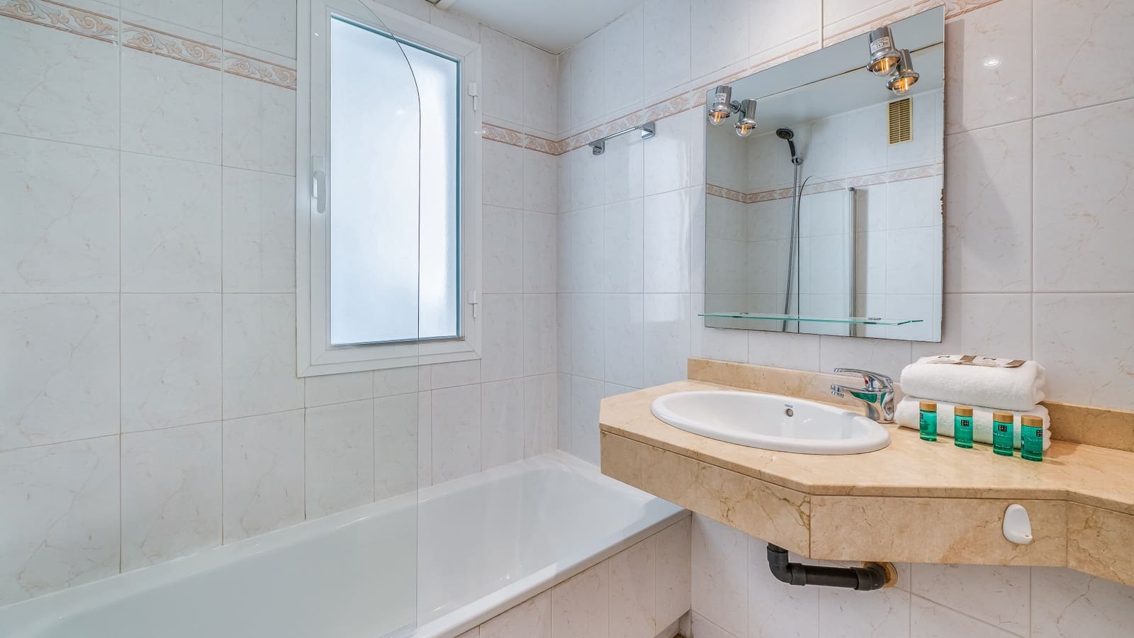 3 Zimmer Apartment zu verkaufen in Puerto Banus mit Pool - 850.000 € (Ref: 9244328)