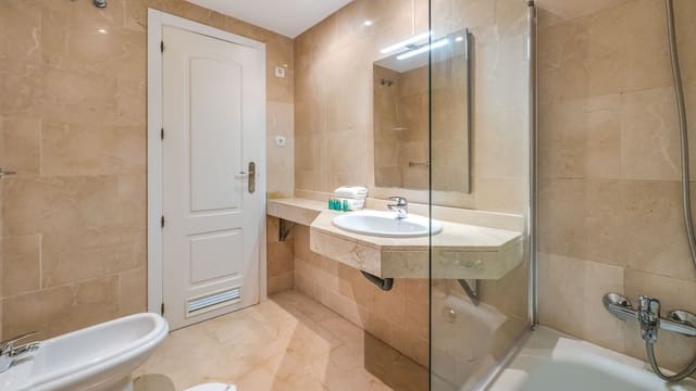 3 chambre Penthouse à vendre à Puerto Banus, Marbella avec piscine garage - 850 000 € (Ref: 9244331)