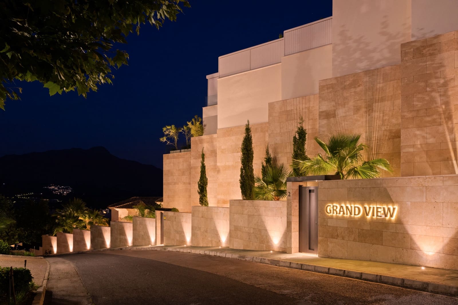 3 bedroom Apartment for sale in La Quinta with pool garage - € 2,150,000 (Ref: 9244336)