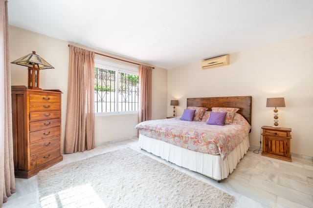 4 bedroom Villa for sale in Marbella with pool garage - € 1,190,000 (Ref: 9244342)