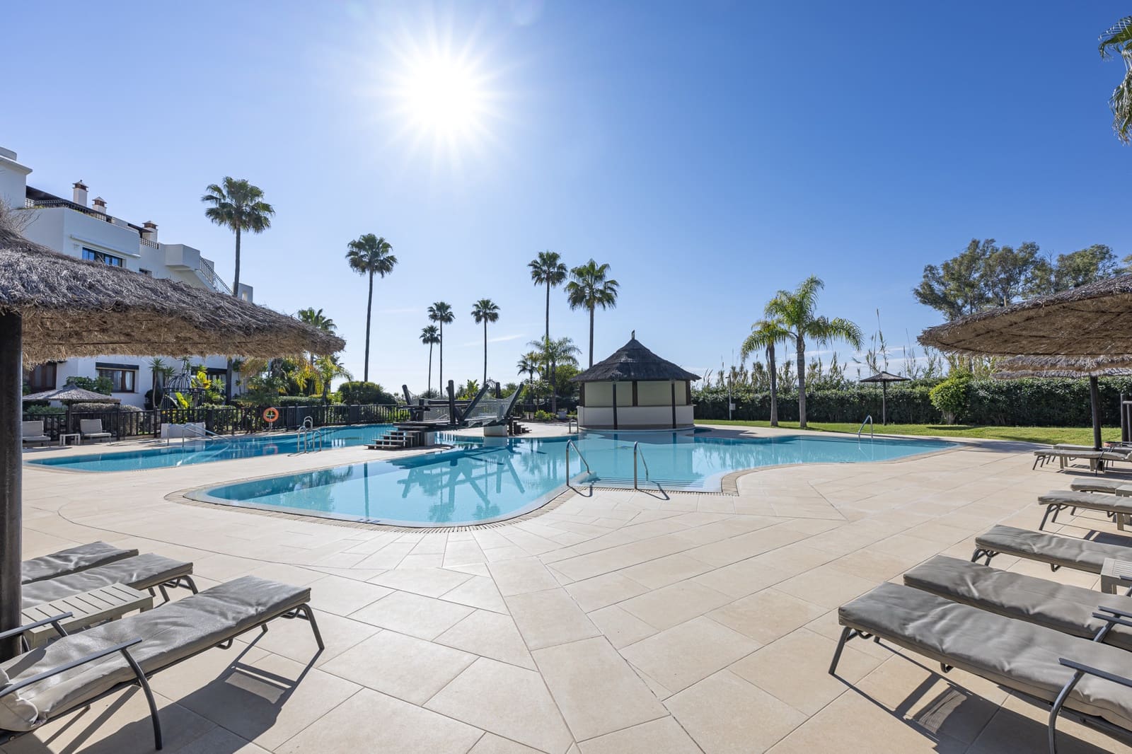 3 soverom Leilighet til salgs i Estepona med svømmebasseng garasje - € 1 995 000 (Ref: 9245791)