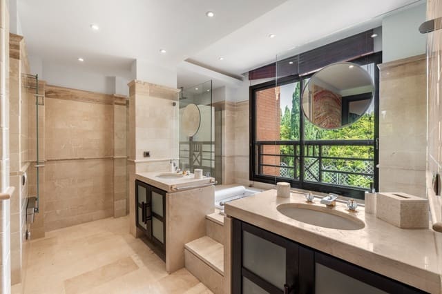 3 soveværelse Lejlighed til salg i Puerto Banus, Marbella med swimmingpool garage - € 6.900.000 (Ref: 9245792)