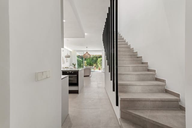 3 makuuhuone Omakotitalo myytävänä paikassa Marbella mukana uima-altaan 
autotalli - 775 000 € (Ref: 9245818)