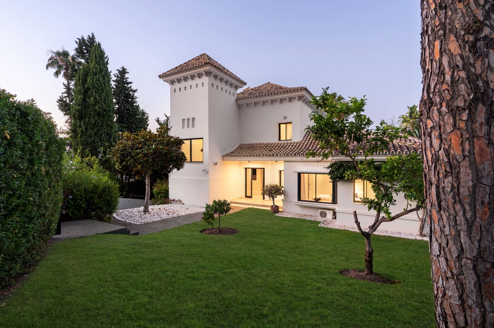 4 makuuhuone Huvila myytävänä paikassa Marbella mukana uima-altaan 
autotalli - 3 250 000 € (Ref: 9245822)