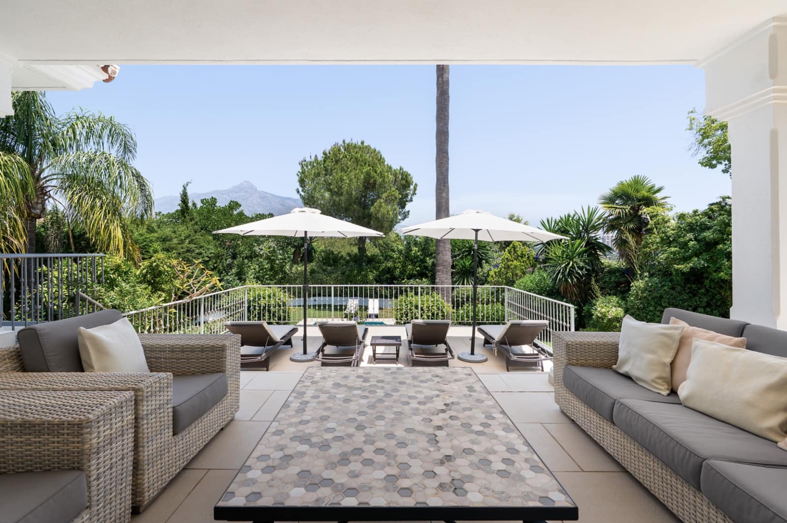 4 makuuhuone Huvila myytävänä paikassa Marbella mukana uima-altaan 
autotalli - 3 250 000 € (Ref: 9245822)