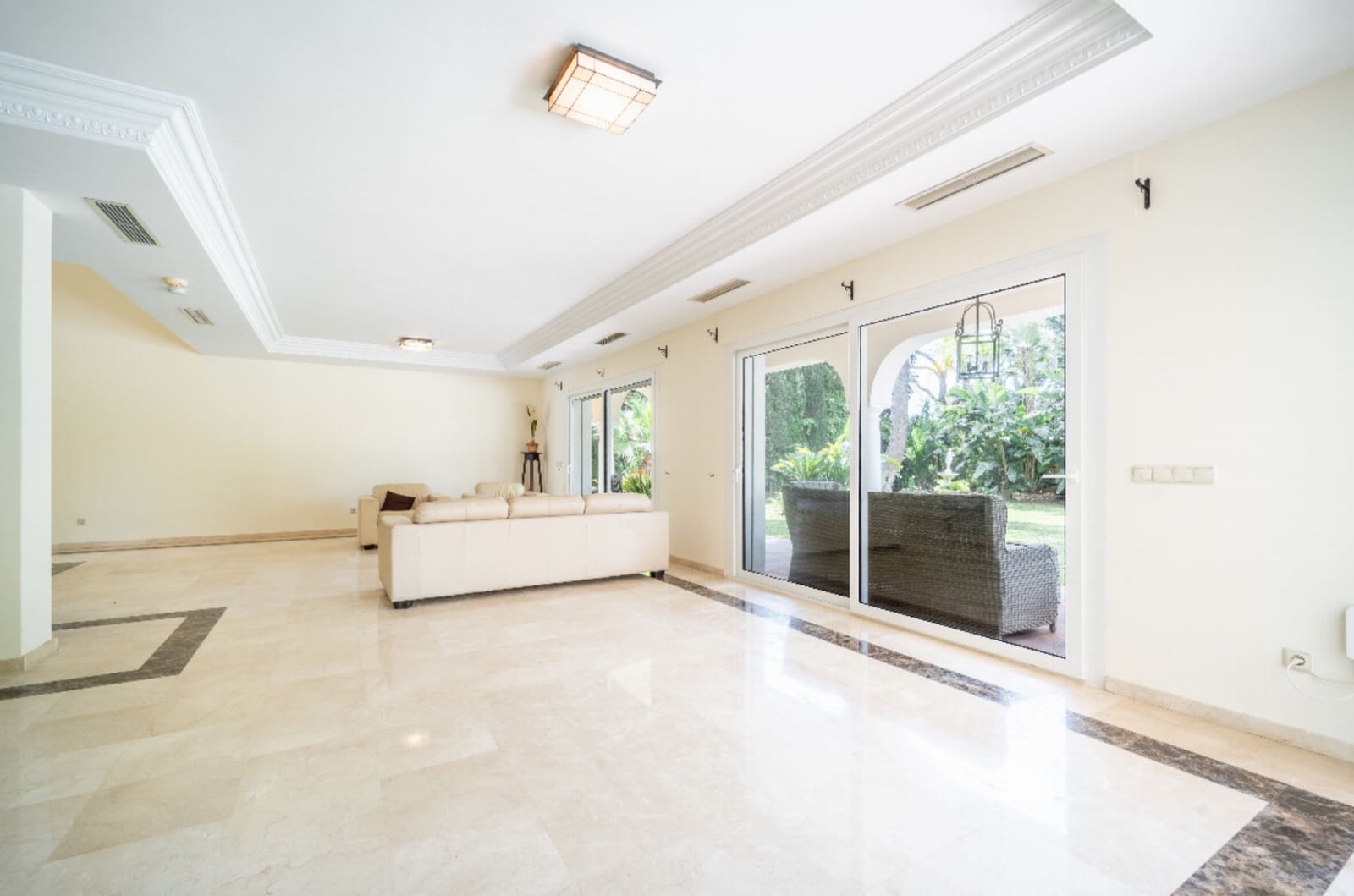 5 Zimmer Villa zu verkaufen in El Paraiso mit Pool Garage - 2.390.000 € (Ref: 9245826)