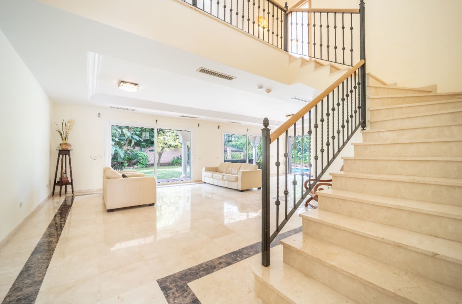 5 Zimmer Villa zu verkaufen in El Paraiso mit Pool Garage - 2.390.000 € (Ref: 9245826)