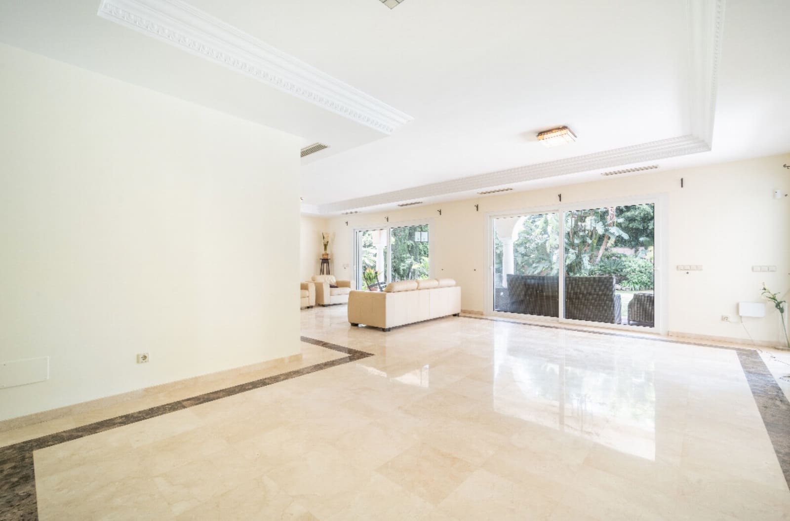 5 Zimmer Villa zu verkaufen in El Paraiso mit Pool Garage - 2.390.000 € (Ref: 9245826)