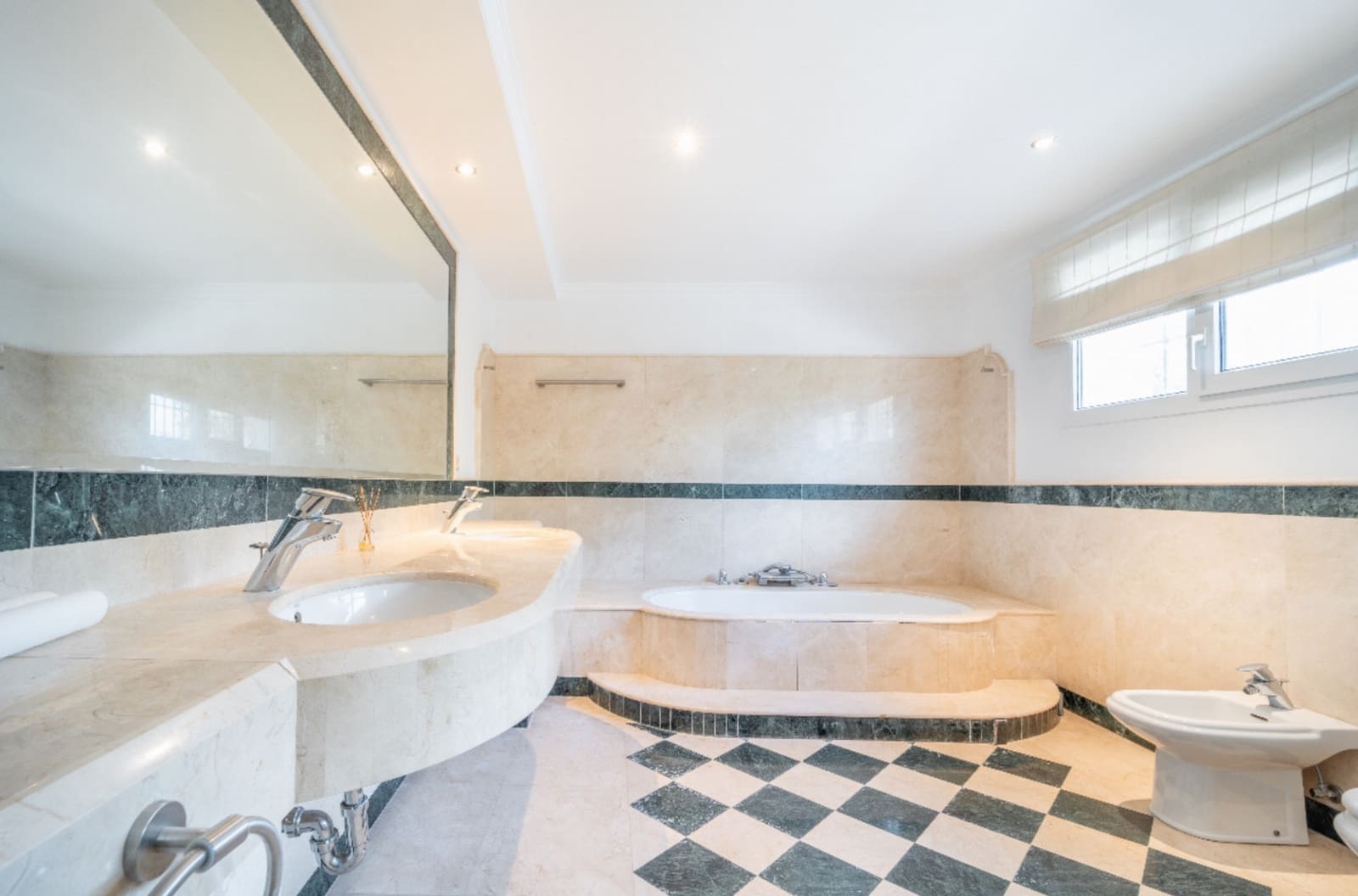 5 Zimmer Villa zu verkaufen in El Paraiso mit Pool Garage - 2.390.000 € (Ref: 9245826)