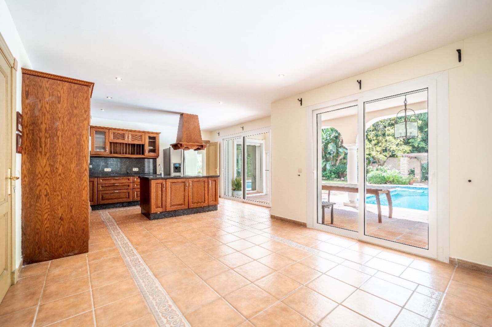 5 Zimmer Villa zu verkaufen in El Paraiso mit Pool Garage - 2.390.000 € (Ref: 9245826)