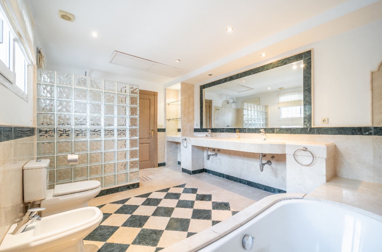 5 Zimmer Villa zu verkaufen in El Paraiso mit Pool Garage - 2.390.000 € (Ref: 9245826)