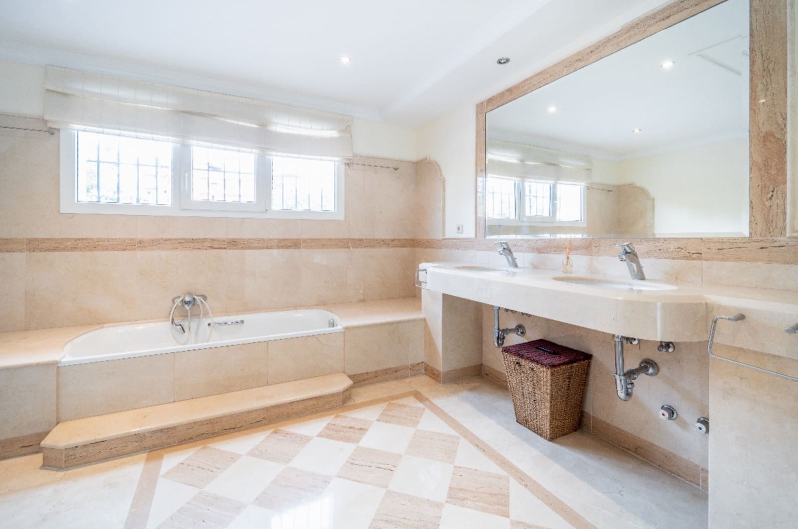 5 Zimmer Villa zu verkaufen in El Paraiso mit Pool Garage - 2.390.000 € (Ref: 9245826)