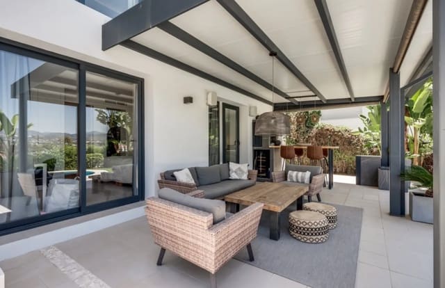 4 makuuhuone Huvila myytävänä paikassa Nueva Andalucia, Marbella mukana uima-altaan 
autotalli - 2 100 000 € (Ref: 9245827)