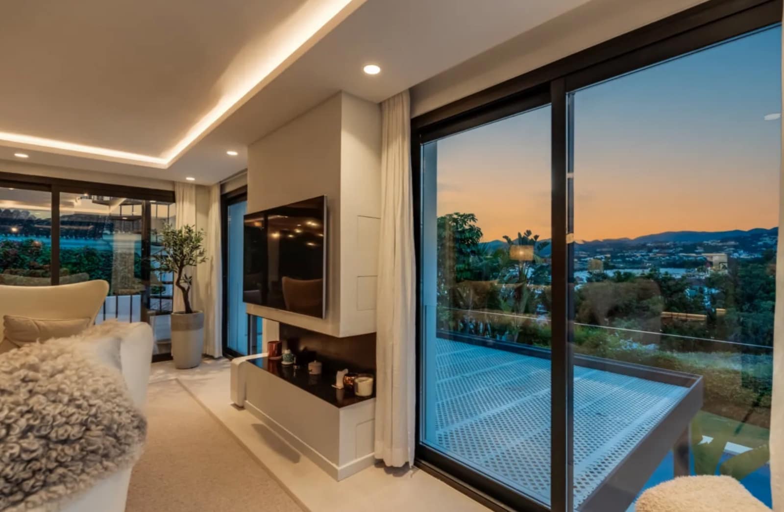 4 makuuhuone Huvila myytävänä paikassa Nueva Andalucia mukana uima-altaan 
autotalli - 2 100 000 € (Ref: 9245827)