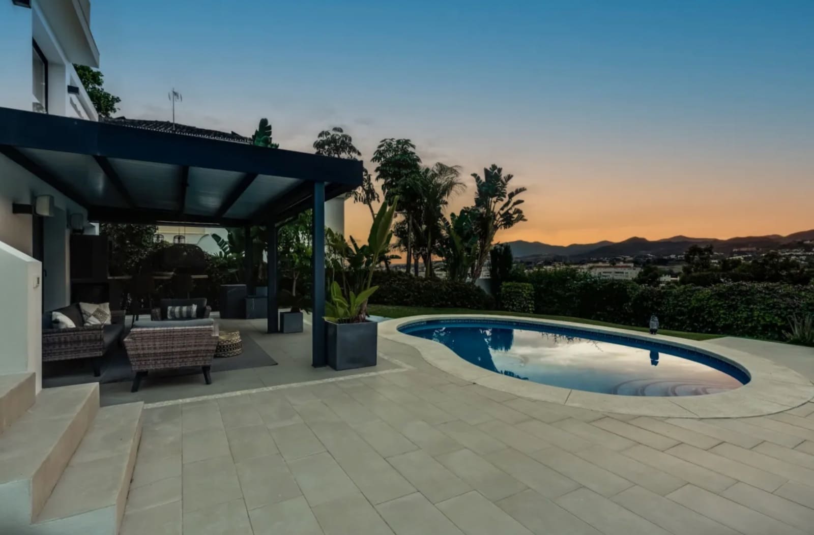 4 makuuhuone Huvila myytävänä paikassa Nueva Andalucia mukana uima-altaan 
autotalli - 2 100 000 € (Ref: 9245827)