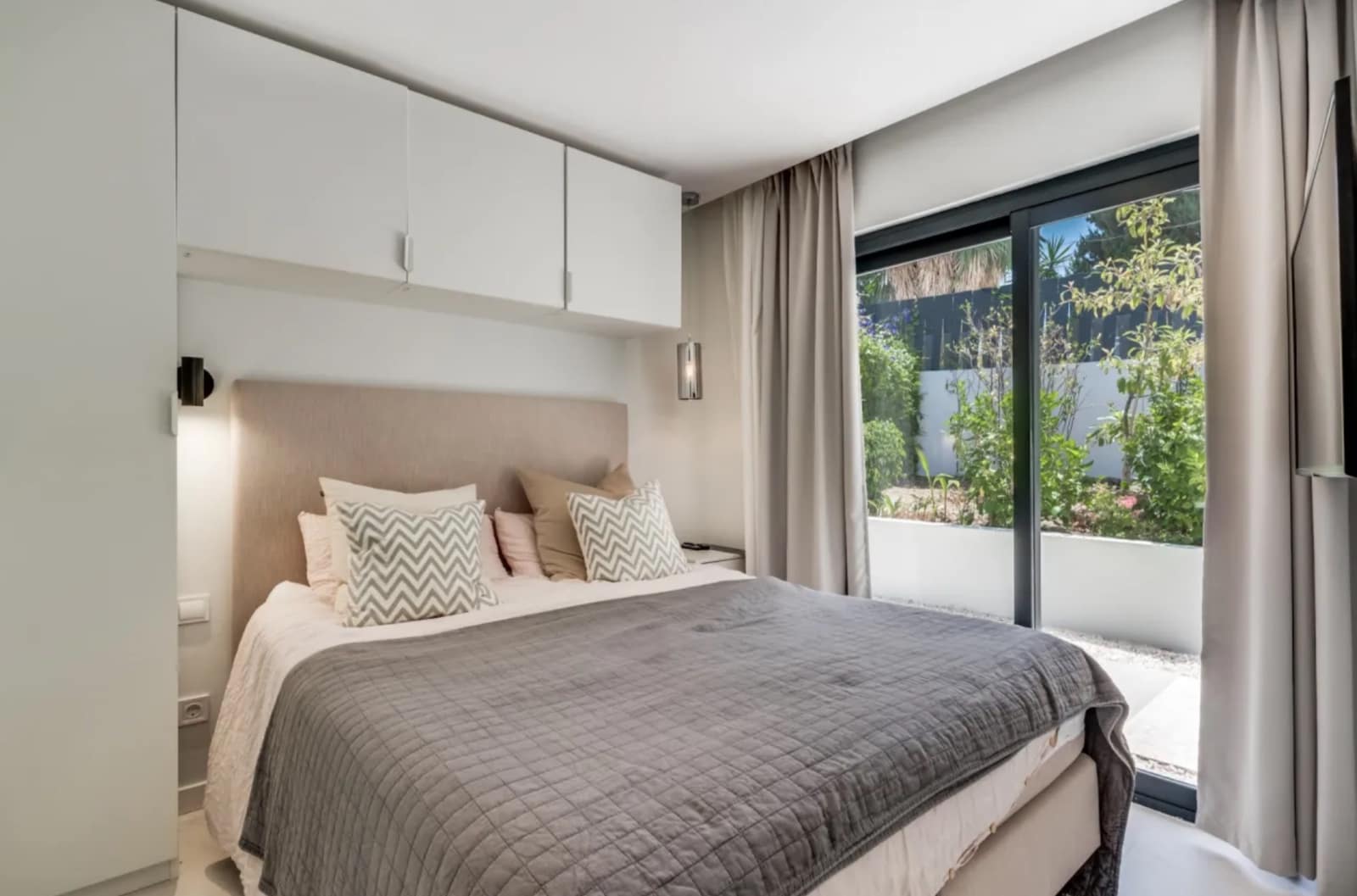 4 makuuhuone Huvila myytävänä paikassa Nueva Andalucia mukana uima-altaan 
autotalli - 2 100 000 € (Ref: 9245827)