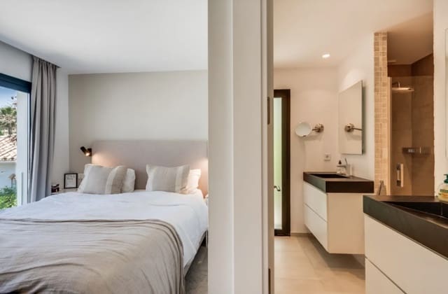 4 makuuhuone Huvila myytävänä paikassa Nueva Andalucia, Marbella mukana uima-altaan 
autotalli - 2 100 000 € (Ref: 9245827)