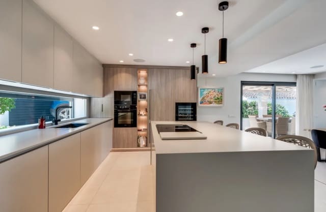 4 makuuhuone Huvila myytävänä paikassa Nueva Andalucia, Marbella mukana uima-altaan 
autotalli - 2 100 000 € (Ref: 9245827)