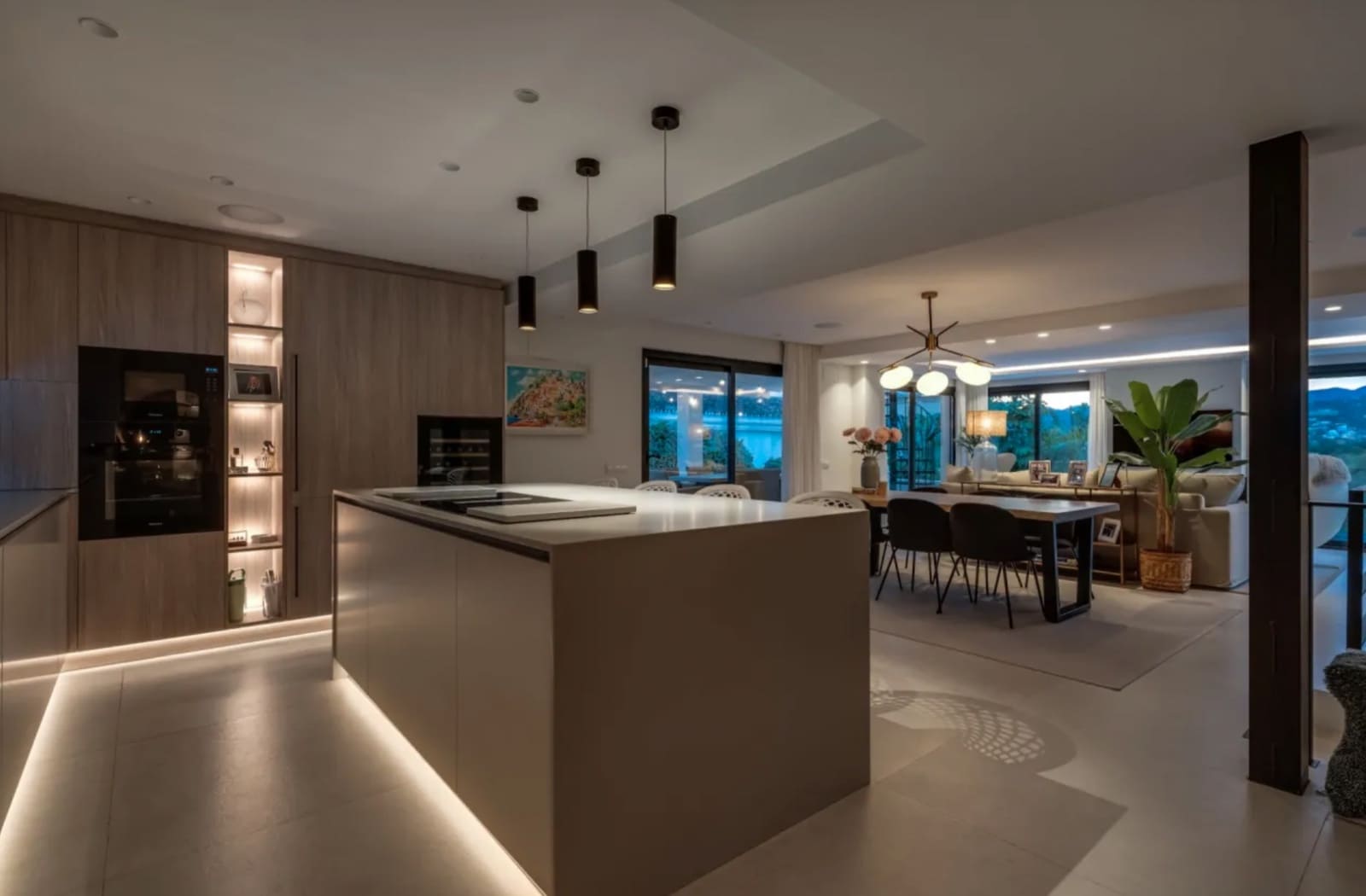 4 makuuhuone Huvila myytävänä paikassa Nueva Andalucia mukana uima-altaan 
autotalli - 2 100 000 € (Ref: 9245827)