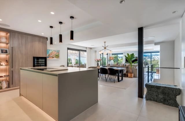 4 chambre Villa/Maison à vendre à Nueva Andalucia, Marbella avec piscine garage - 2 100 000 € (Ref: 9245827)