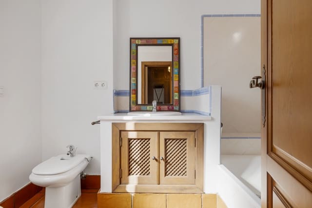 4 soveværelse Semi-Rækkehus til salg i San Pedro de Alcantara, Marbella med swimmingpool garage - € 949.000 (Ref: 9245829)
