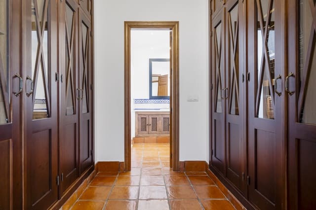 4 soveværelse Semi-Rækkehus til salg i San Pedro de Alcantara, Marbella med swimmingpool garage - € 949.000 (Ref: 9245829)