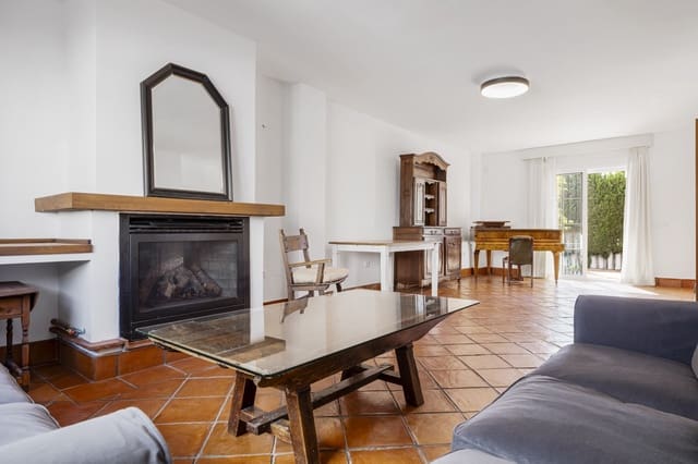 4 soveværelse Semi-Rækkehus til salg i San Pedro de Alcantara, Marbella med swimmingpool garage - € 949.000 (Ref: 9245829)