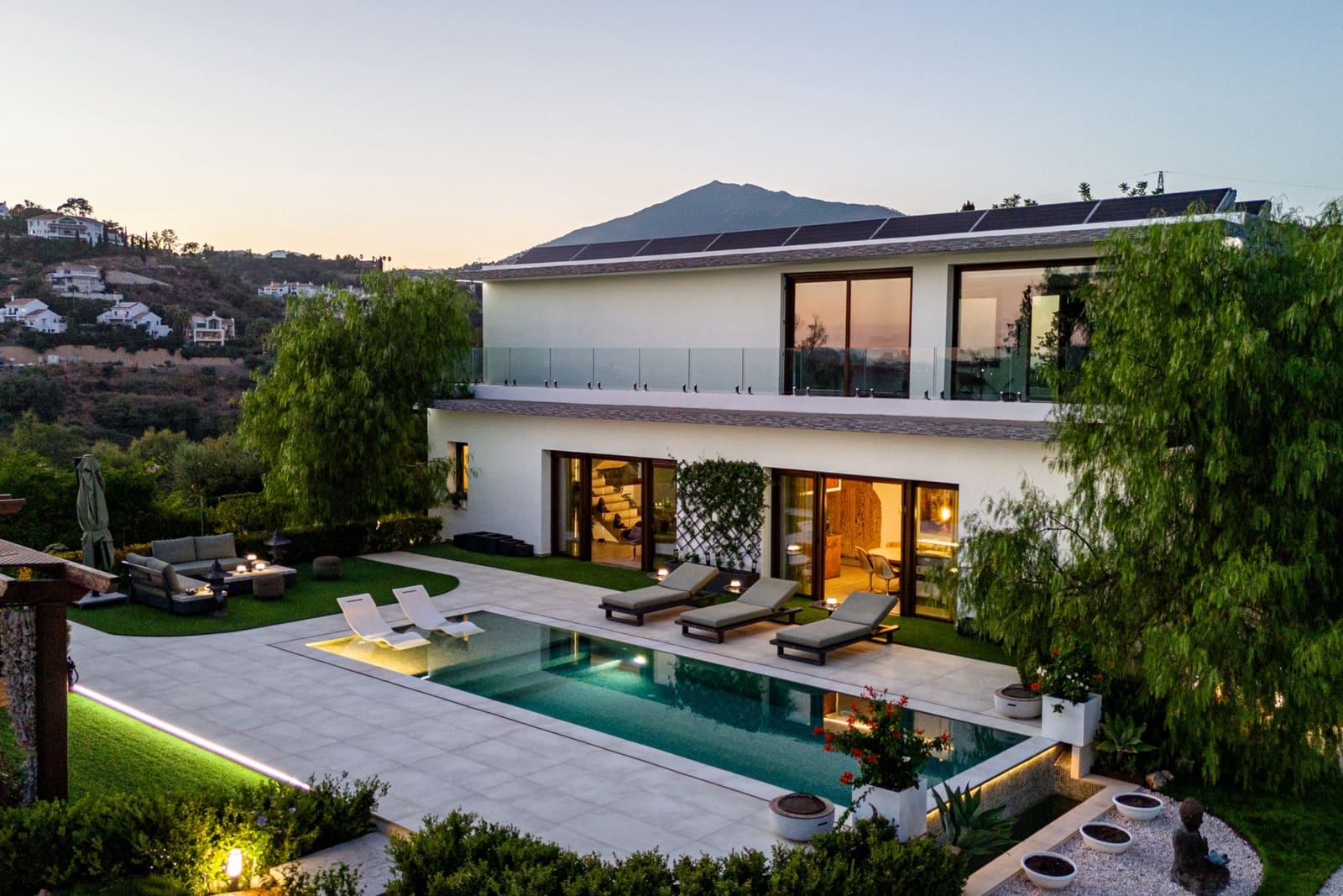 5 bedroom Villa for sale in Benahavis with pool garage - € 3,950,000 (Ref: 9245832)