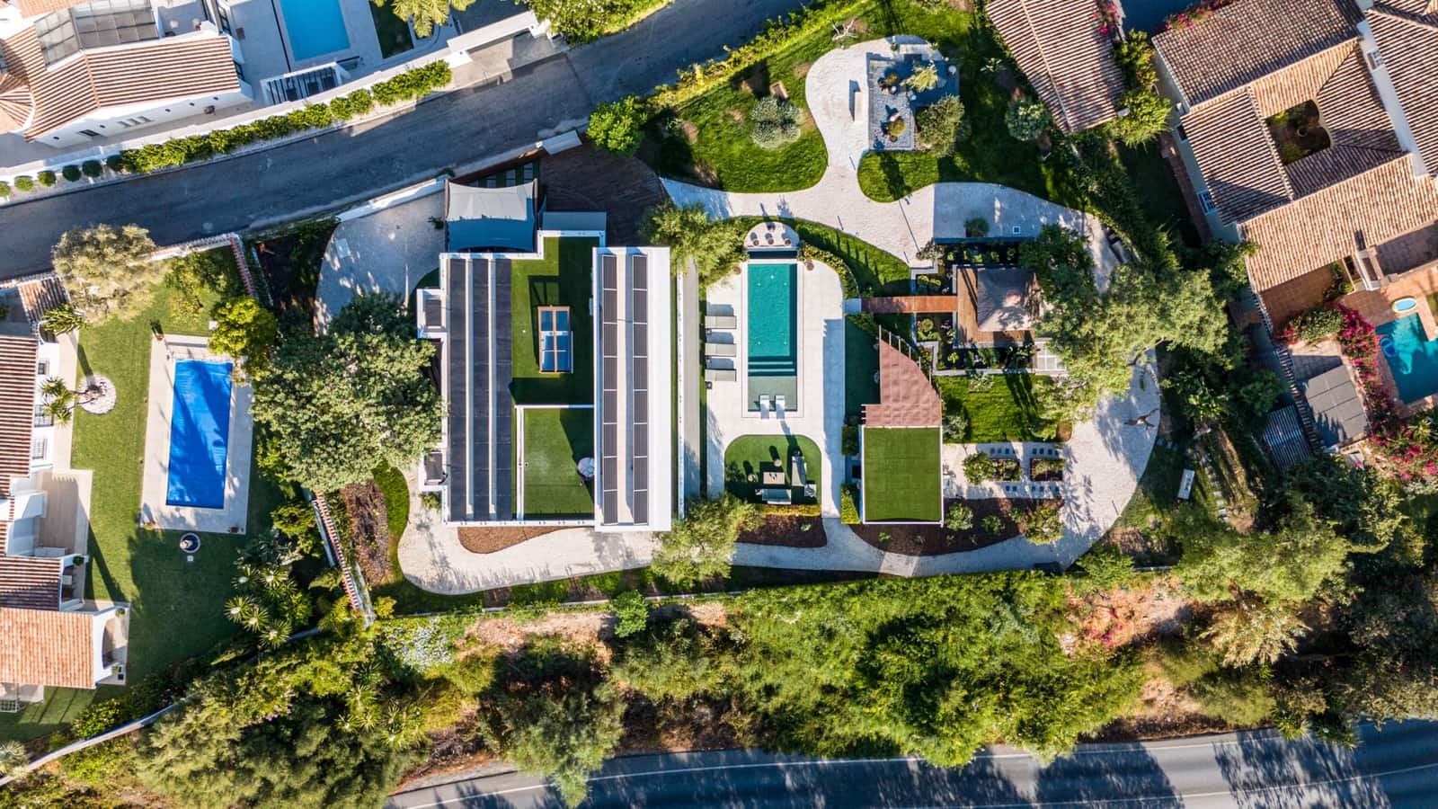 5 bedroom Villa for sale in Benahavis with pool garage - € 3,950,000 (Ref: 9245832)