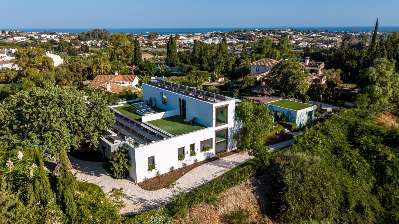 5 bedroom Villa for sale in Benahavis with pool garage - € 3,950,000 (Ref: 9245832)