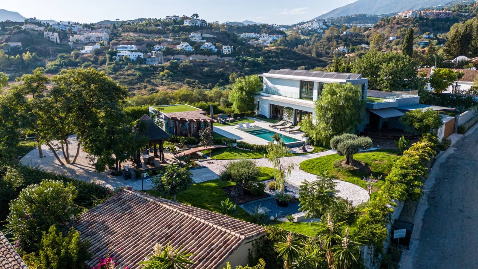 5 bedroom Villa for sale in Benahavis with pool garage - € 3,950,000 (Ref: 9245832)